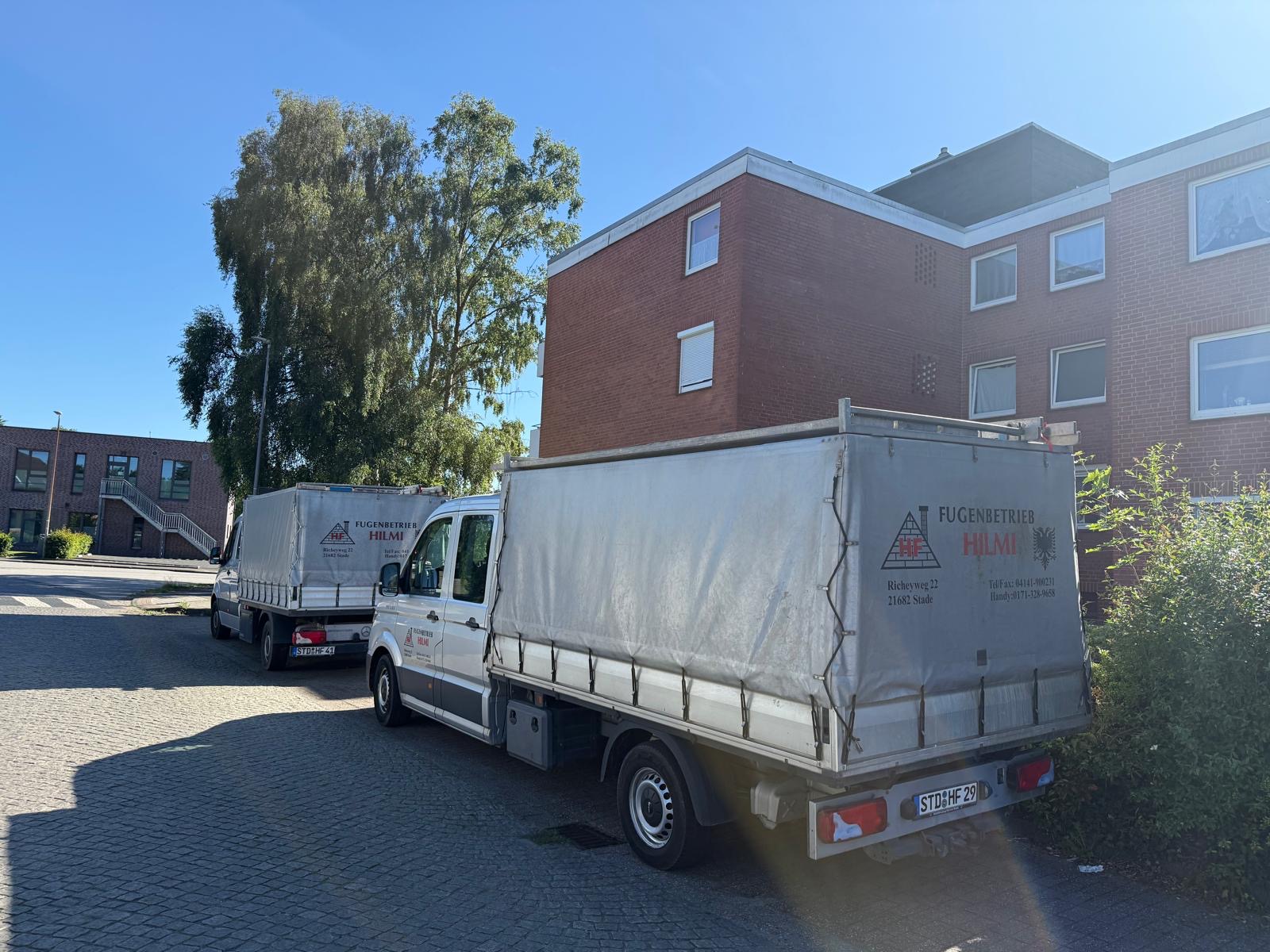 Zwei Firmenfahrzeuge von Fugenbetrieb Hilmi in Stade
