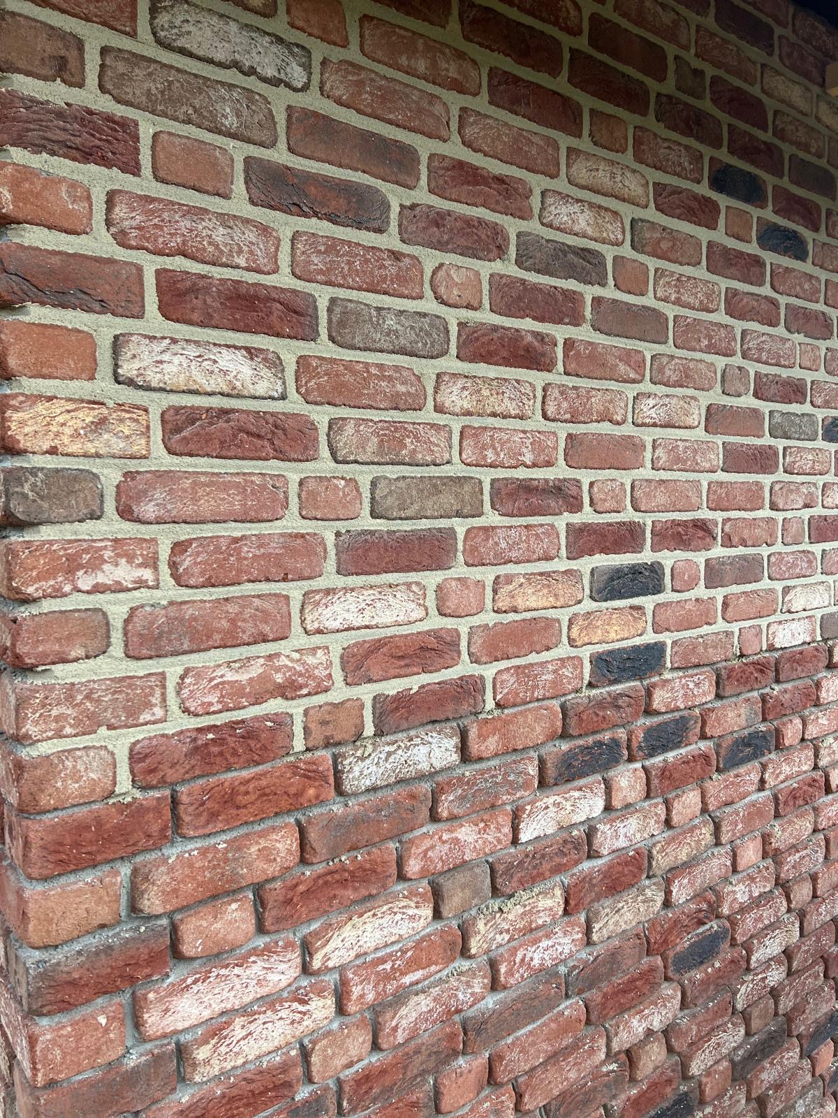 Detailaufnahme einer frisch verfugten Klinkerwand